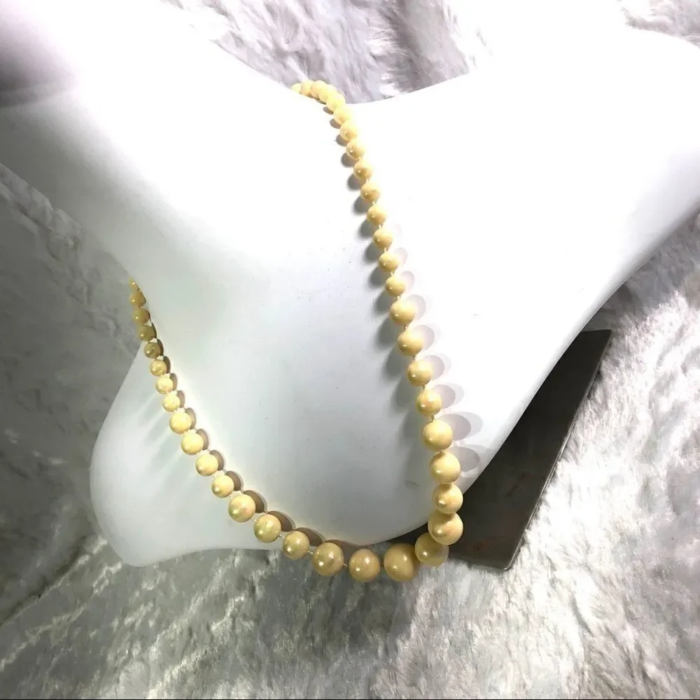Light yellow plastic bead vintage 1980’s necklace